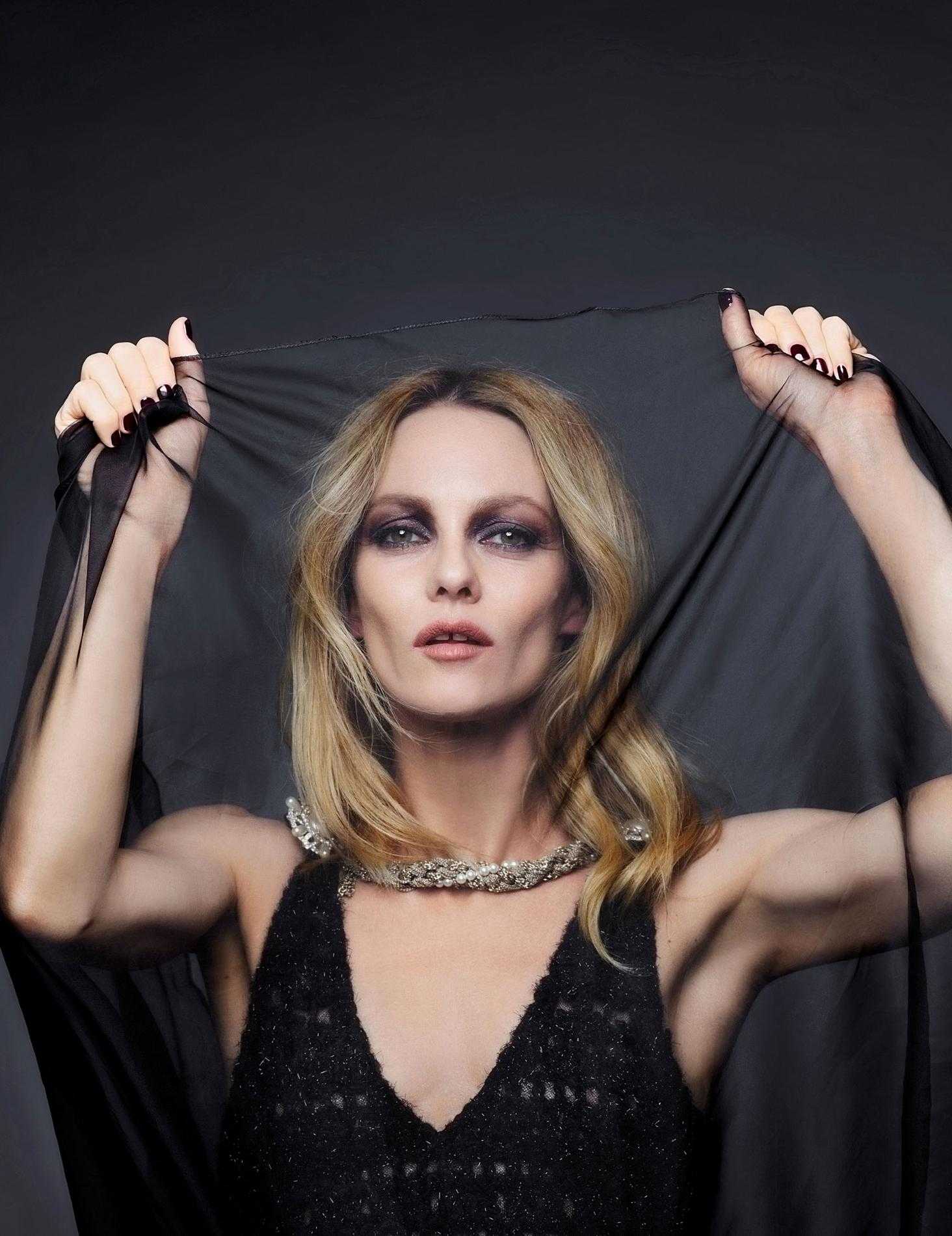 65+ Hot Pictures Of Vanessa Paradis Which Will Make Your Day | Best Of Comic Books