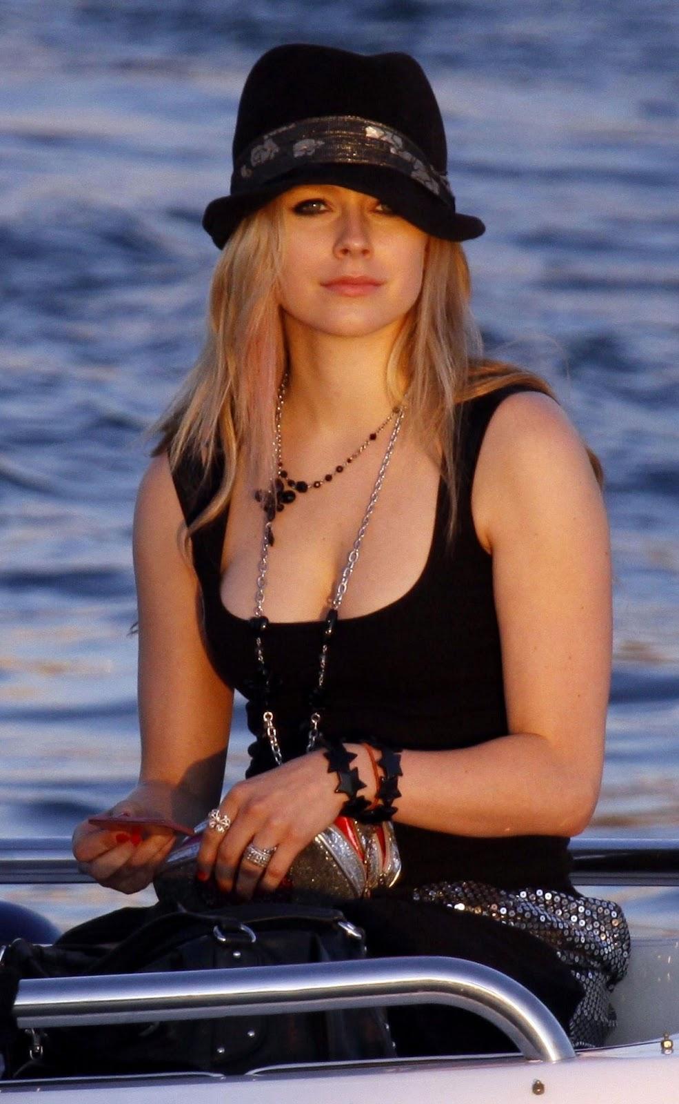 75+ Hot And Sexy Pictures Of Avril Lavigne Explore Her Sensational Bikini Body | Best Of Comic Books