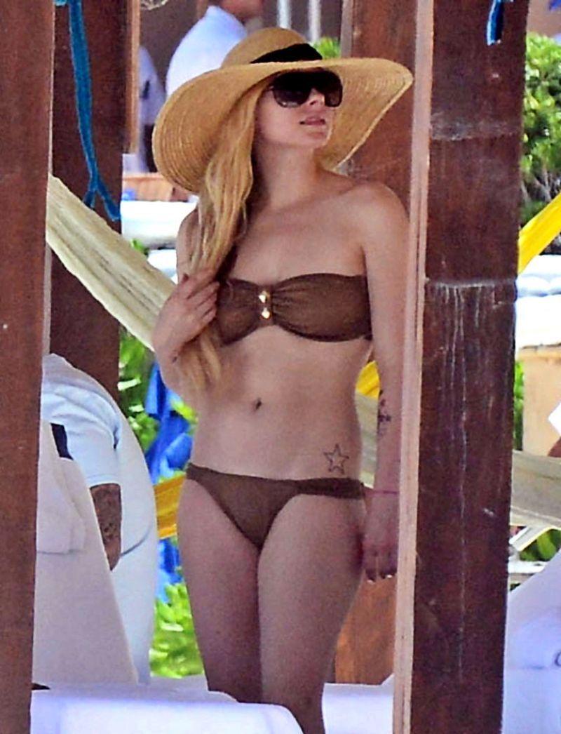 75+ Hot And Sexy Pictures Of Avril Lavigne Explore Her Sensational Bikini Body | Best Of Comic Books
