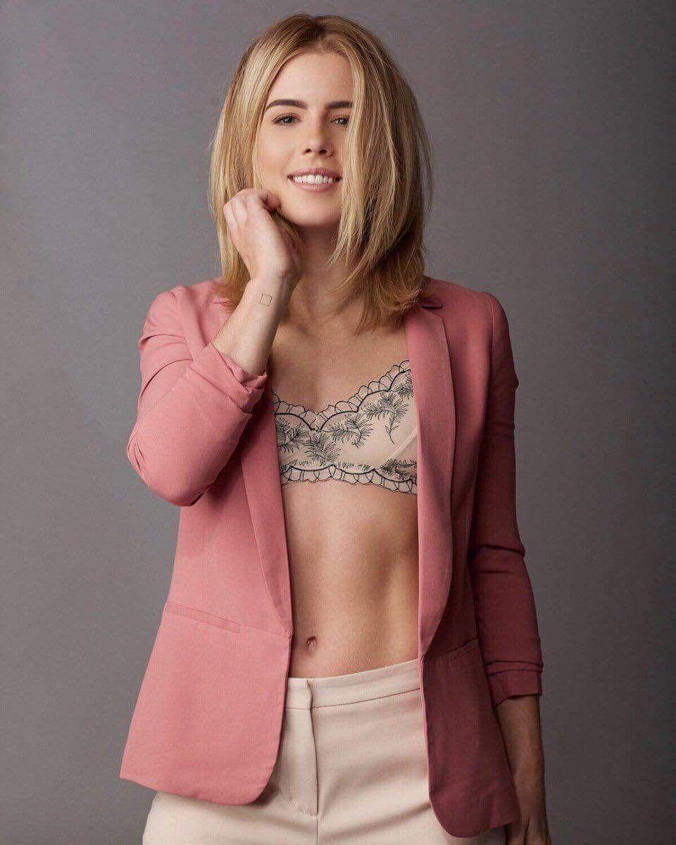 75+ Hot Pictures Of Emily Bett Rickards Explore Her Amazing Fit Body | Best Of Comic Books