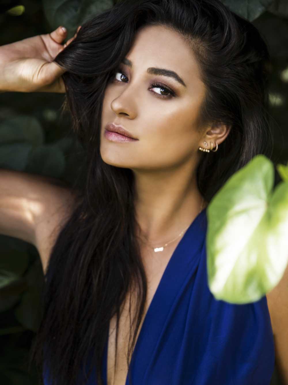 75+ Hot Pictures Of Shay Mitchell – Pretty Little Liars Actress ( Emily ) | Best Of Comic Books