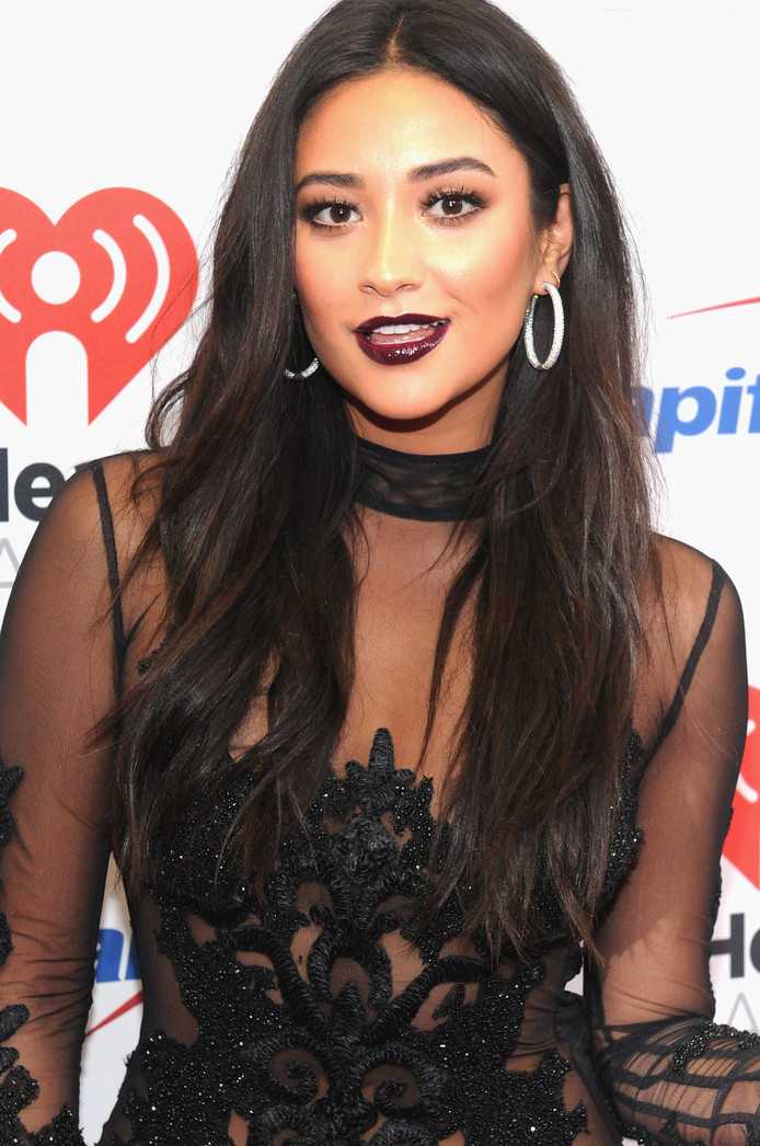 75+ Hot Pictures Of Shay Mitchell – Pretty Little Liars Actress ( Emily ) | Best Of Comic Books