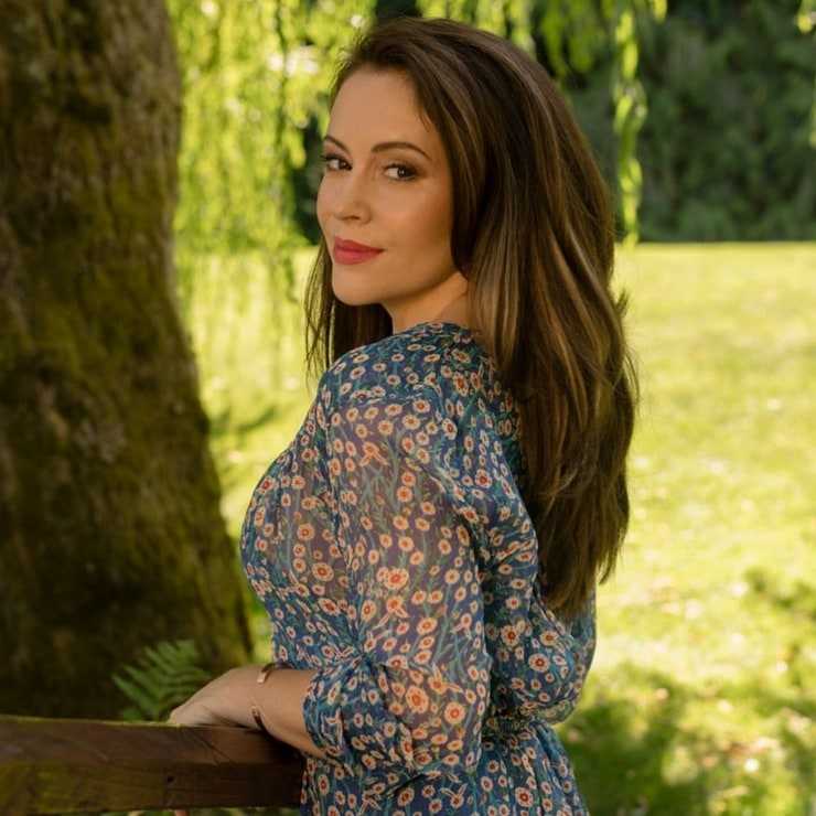 75+ Hottest Alyssa Milano Pictures Will Prove That She Is The Beauty Of Hollywood | Best Of Comic Books