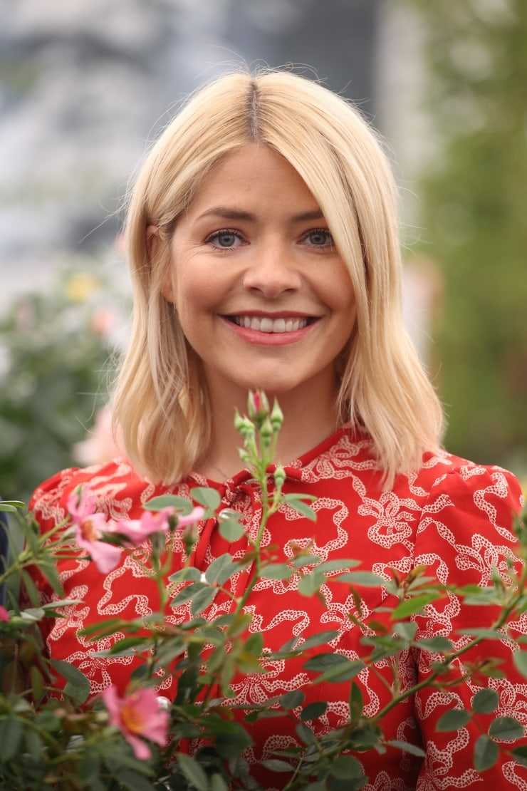 75+ Sexy Holly Willoughby Pictures Show Off Hot Curvy Body | Best Of Comic Books