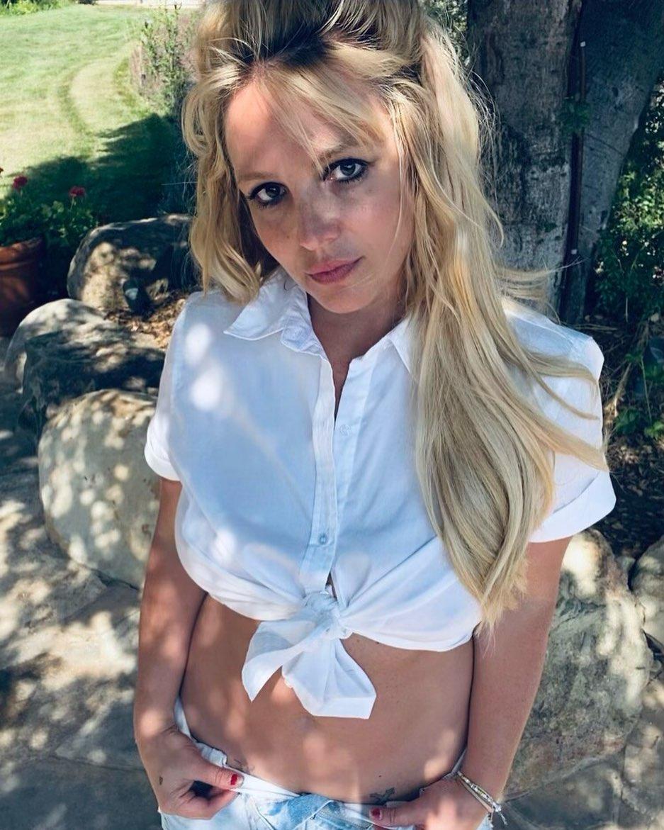 Britney Spears Poses Topless To Show Off Her Ample Assets In Her New Instagram Pictures (11 Pics) | Best Of Comic Books