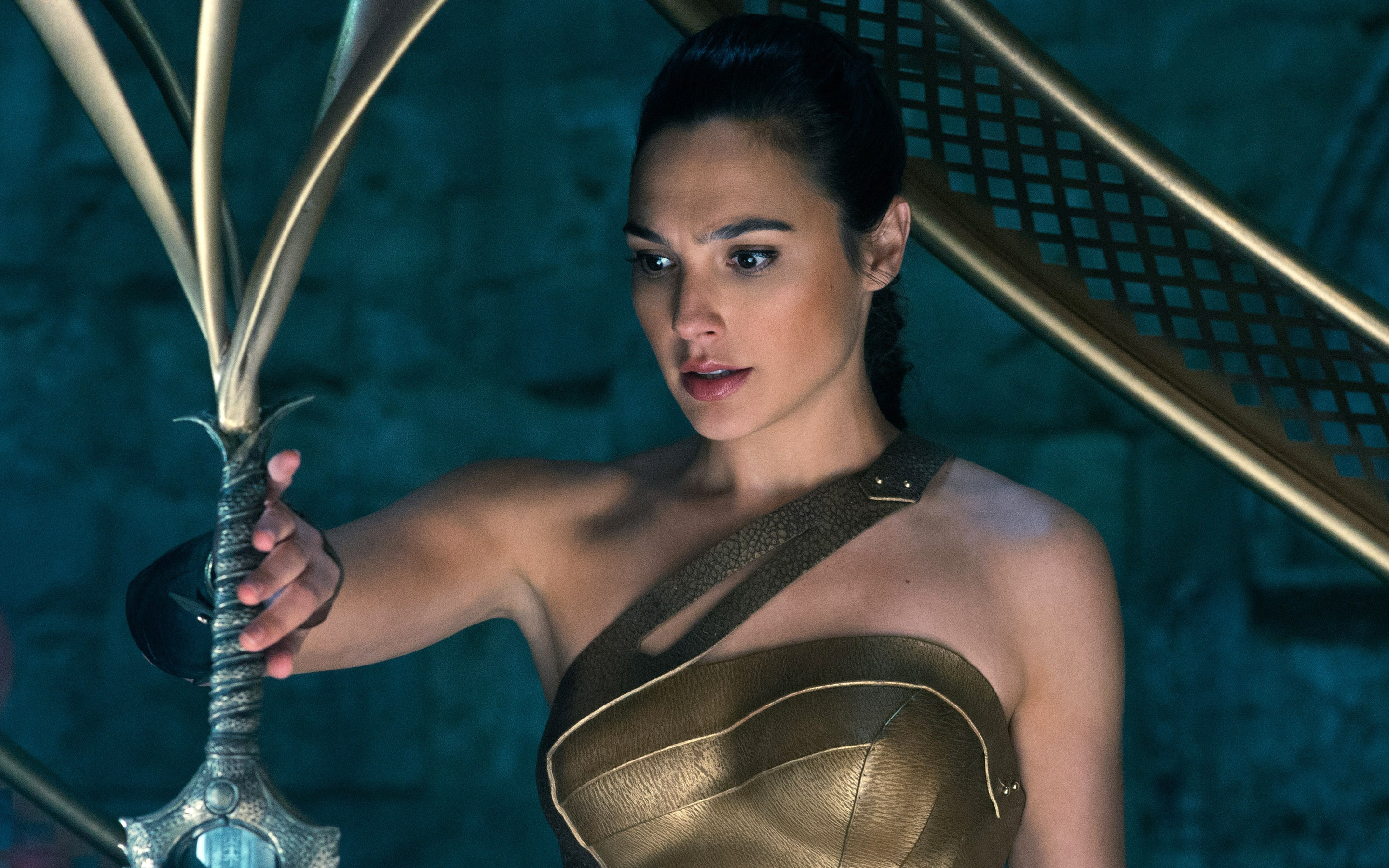 Gal Gadot aka Wonder Woman May Be Leaving DCEU For Another Huge Project | Best Of Comic Books