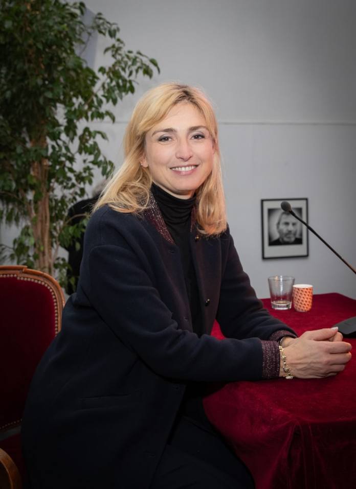 Julie Gayet Sexiest Pictures (40 Photos)