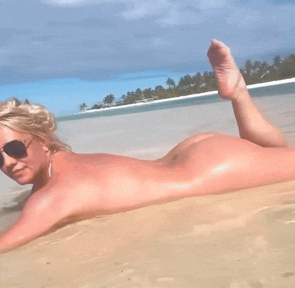 Britney Spears Nude and Showing Bare Butt at the Beach