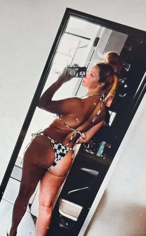 Gigi Dolin showing off her booty