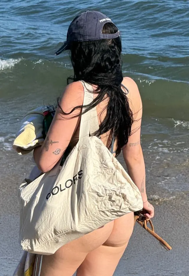 Noah Cyrus really understands proper beachware