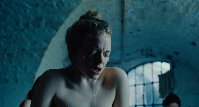 Emma Stone nude – The Favourite (2018)