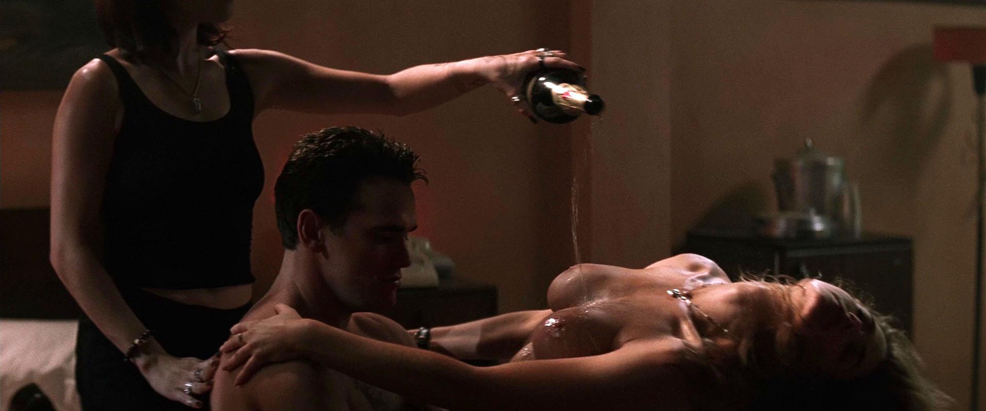 Denise Richards nude, Neve Campbell sexy – Wild Things (1998)